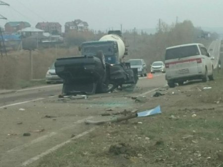 Mercedes протаранил микроавтобус Mitsubishi Delica и Nissan Laurel в Иркутске