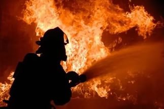 Из горящего здания в колонии Братского района эвакуировали более 200 человек