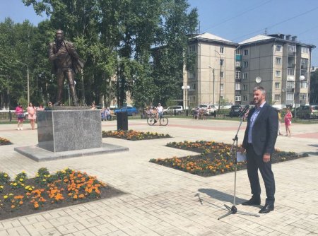 В Приангарье установлен памятник поэту, почетному жителю Иркутской области и города Зимы Евгению Евтушенко