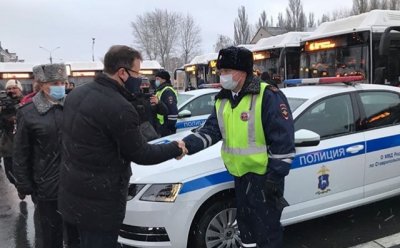 Губернатор Самарской области вручил сотрудникам ГИБДД ключи от новых транспортных средств