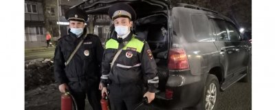 Полицейские Нальчика помогли локализовать возгорание автомобиля с малолетними пассажирами внутри салона