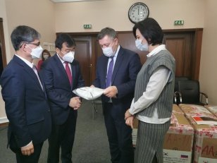 Провинция Кёсанбук-до Республики Корея передала партию гуманитарной помощи для иркутских медиков