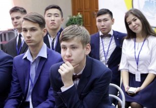 Школьники Иркутской области получат премию Губернатора за особые успехи в учебе