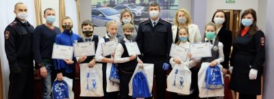 В Новосибирской области сотрудники Госавтоинспекция совместно с уполномоченным по правам ребенка провели детский творческий конкурс «Дорога без опасности»