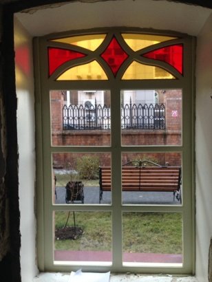 В Органном зале Иркутской областной филармонии меняют окна с витражными стеклами