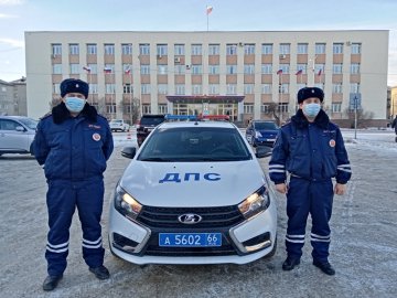 В Свердловской области инспекторы ДПС эвакуировали пожилую супружескую пару из горящего дома