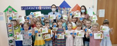 В Томской области продолжается вручение комплектов оборудования для изучения ПДД детьми