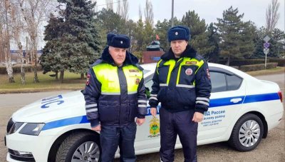 Госавтоинспекторы Краснодарского края оказали доврачебную помощь водителю, пострадавшему в дорожно-транспортном происшествии