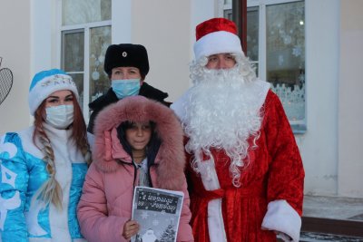 Полицейский Дед Мороз: полицейские и общественники Енисейска подарили детям новогоднее чудо