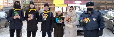 Сотрудники Госавтоинспекции Кировской области совместно с волонтерами напоминают водителям о соблюдении дорожных правил