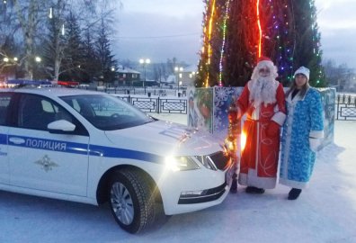 В Бурятии Полицейский Дед Мороз напомнил участникам дорожного движения о внимательности на дороге