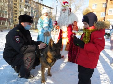 В Красноярском крае полицейский Дед Мороз осуществил мечту 6-летнего мальчика, написавшего ему письмо