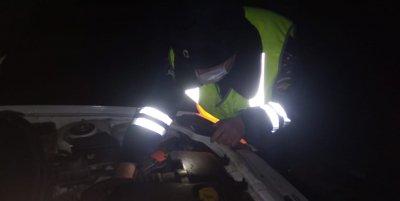 В Татарстане сотрудник дорожно-патрульной службы оказал помощь женщине с сыном, замерзавшим на трассе