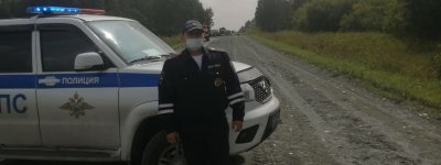 В Новосибирской области сотрудники Госавтоинспекции помогли водителю потушить загоревшийся автомобиль