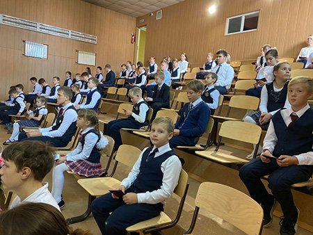 В Иркутске школьников наградили знаками отличия и удостоверениями ГТО