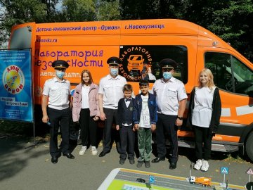 В Новокузнецке в День знаний дети повторили дорожные правила в «Лаборатории безопасности»