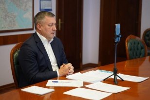 Губернатор Иркутской области провел прямой эфир с жителями региона