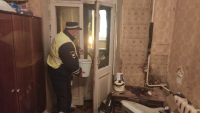 В Казани сотрудники Госавтоинспекции спасли пожилую женщину из горящей квартиры