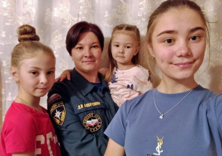 МЧС России поздравляет своих сотрудниц и работниц с Днем матери
