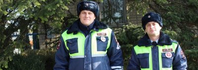 В Краснодарском крае автоинспекторы вынесли мужчину из горящего дома