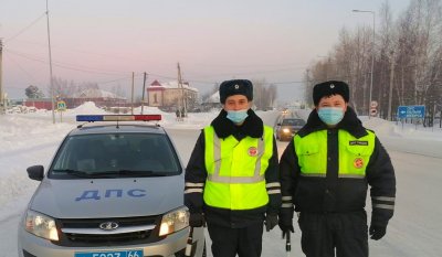 Сотрудники полиции Свердловской области пришли на помощь водителю большегрузной фуры