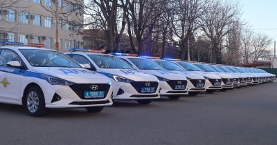 В Адыгее министр внутренних дел республики вручил сотрудникам Госавтоинспекции ключи от новых служебных автомобилей