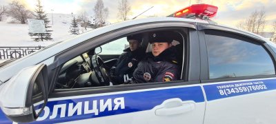 Свердловские инспекторы ДПС помогли семейной паре из Магнитогорска, машина которой сломалась на трассе под Нижним Тагилом