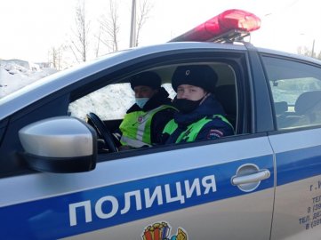 В Красноярском крае инспекторы ДПС помогли женщине с двумя детьми, у которой в мороз на трассе сломался автомобиль