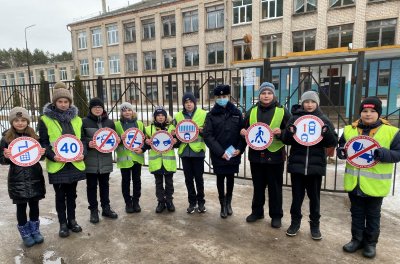 В Смоленске «Живые знаки» напомнили водителям о безопасности детей на дороге