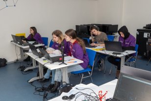 Около двух тысяч школьников Иркутской области подали заявки на бесплатные ИТ- курсы «Код будущего»