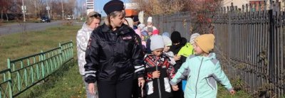 Пешие инструктажи со школьниками проводят автоинспекторы Свердловской области в преддверии осенних каникул