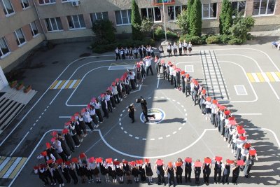 Юные жители Пятигорска провели тематический флешмоб по дорожной безопасности во Всемирный день детского здоровья