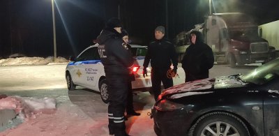 Автоинспекторы Свердловской области спасли на трассе замерзавшую семью из ХМАО