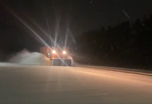 Дорожная служба Иркутской области расчищает от снега региональные дороги