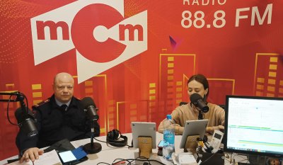 В столице Бурятии в эфире популярной радиостанции рассказали гражданам о порядке получения госуслуг по линии Госавтоинспекции