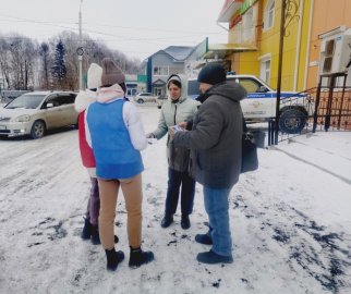 В Бичурском районе Бурятии автоинспекторы, общественники и волонтеры проводят профилактические беседы с жителями района