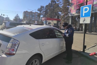 В столице Бурятии автоинспекторы и общественники проверили доступность парковочных мест для водителей с ограниченными возможностями здоровья