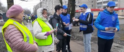 В Великом Новгороде активисты двух поколений выступили за обеспечение безопасности пешеходов