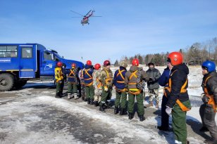 Воздушные тренировки спуска лесных пожарных с вертолета МИ-8 проходят в Иркутской области