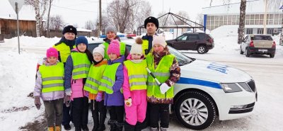 Юные инспекторы движения Кировской области продолжают совершать добрые дела