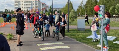 В Великом Новгороде на общественной территории отдыха прошли образовательные мастер-классы по дорожной безопасности