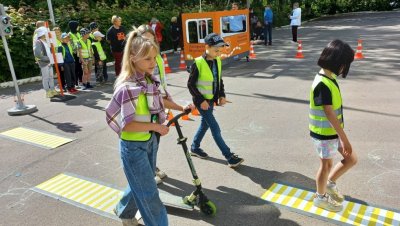 В Великом Новгороде тренинги мобильной лаборатории помогают юным участникам дорожного движения безопасно провести летние каникулы