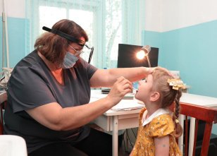 Врачи Ивано-Матренинской детской клинической больницы обследовали около тысячи детей на выездном осмотре в Черемховском и Усольском районе
