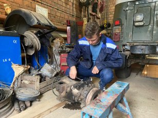 В Железногорске-Илимском студенты колледжа ремонтируют автомобили для участников СВО