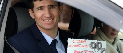 Дорожники и сотрудники Госавтоинспекции Якутии поздравили автомобилистов с праздником