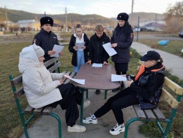 В Кабанском районе Бурятии полицейские совместно с волонтерами и представителями казачества провели мероприятия по профилактике мошенничества