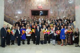Почетным знаком «Материнская слава» награждены 22 многодетные матери Иркутской области