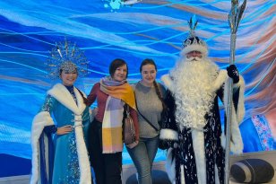 Дед Мороз Байкал и Снегурочка Ангара знакомят с Иркутской областью посетителей Международной выставки-форума «Россия»