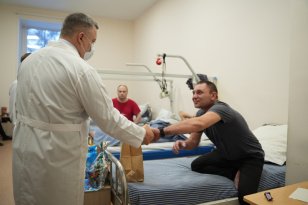 Игорь Кобзев поздравил пациентов военного госпиталя с наступающим Новым годом