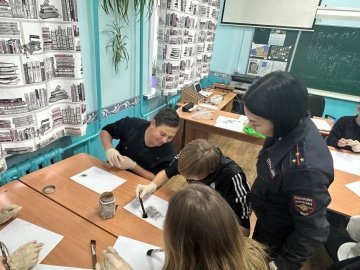 В Прибайкальском районе Бурятии полицейские познакомили учащихся правоохранительной направленности с работой эксперта-криминалиста